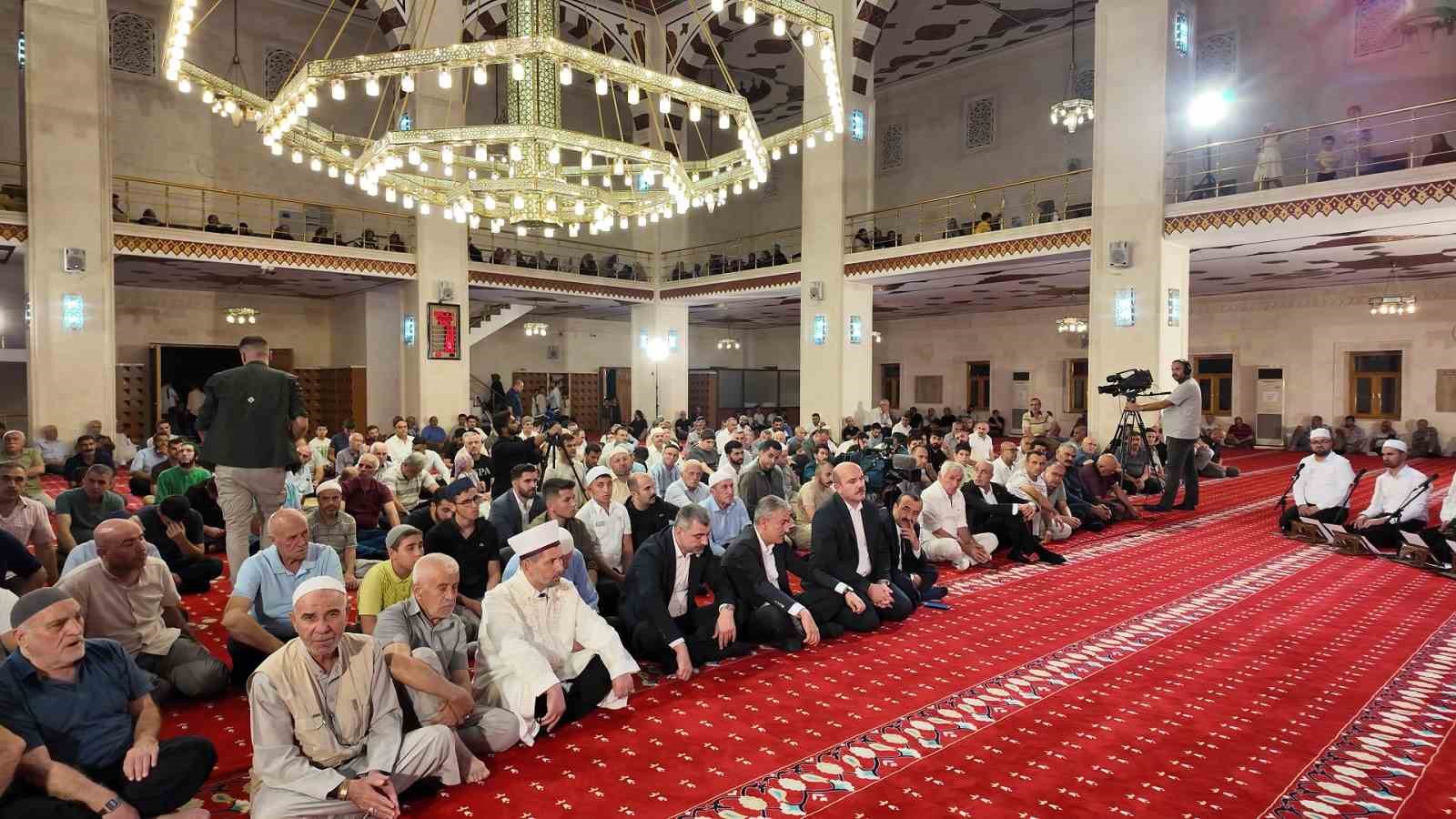 Mardin’de Mevlid Kandili’nde camiler doldu taştı