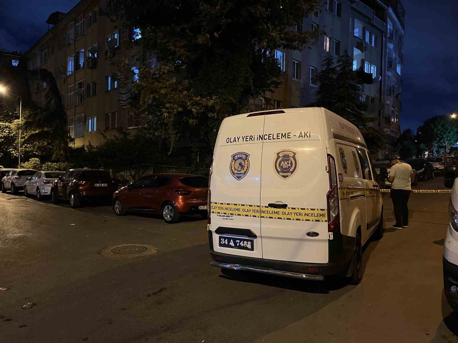 Bah&ccedil;elievler&rsquo;de husumetlisinin silahlı saldırısına uğrayan adam yaralandı
