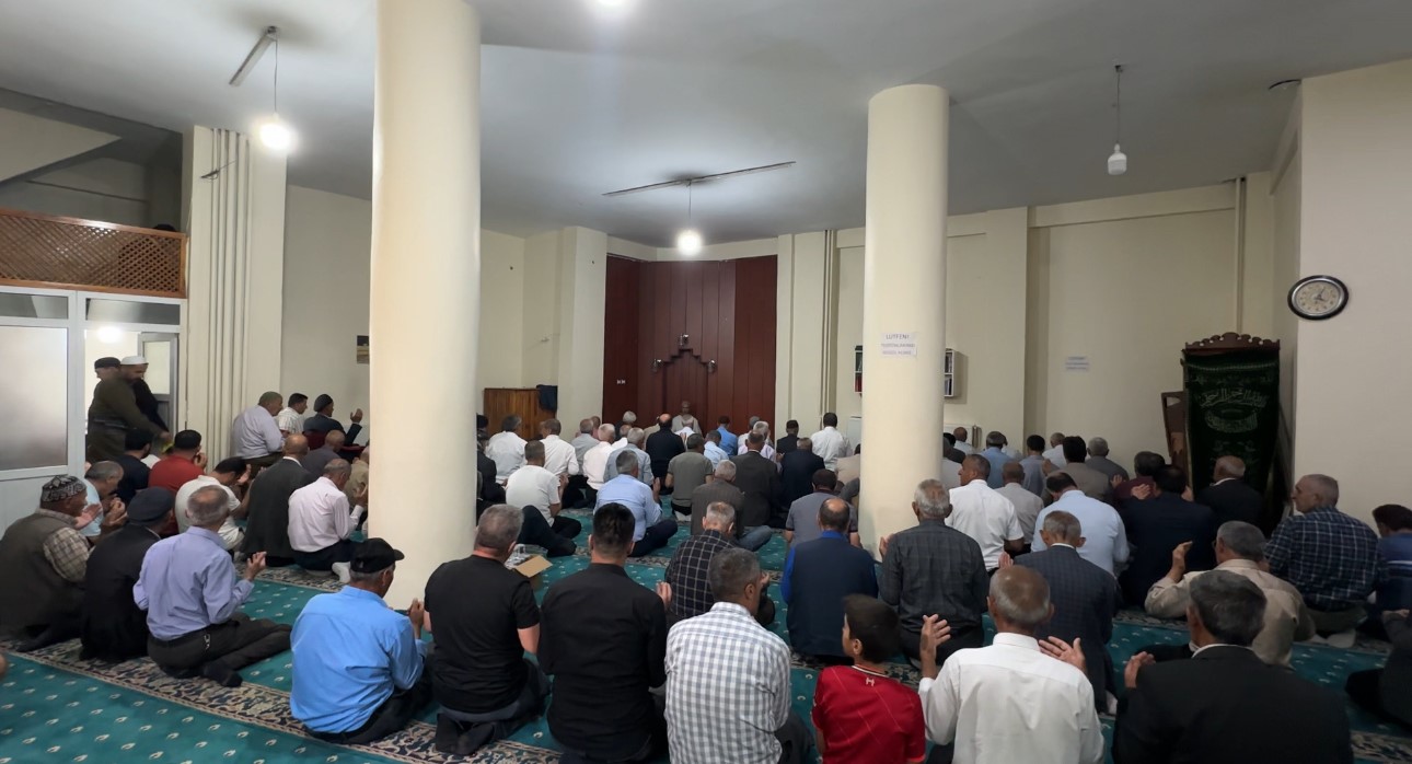 Yüksekova’da Mevlid Kandili coşkusu: Gül, şerbet ve tatlı ikramı renkli anlar yaşattı