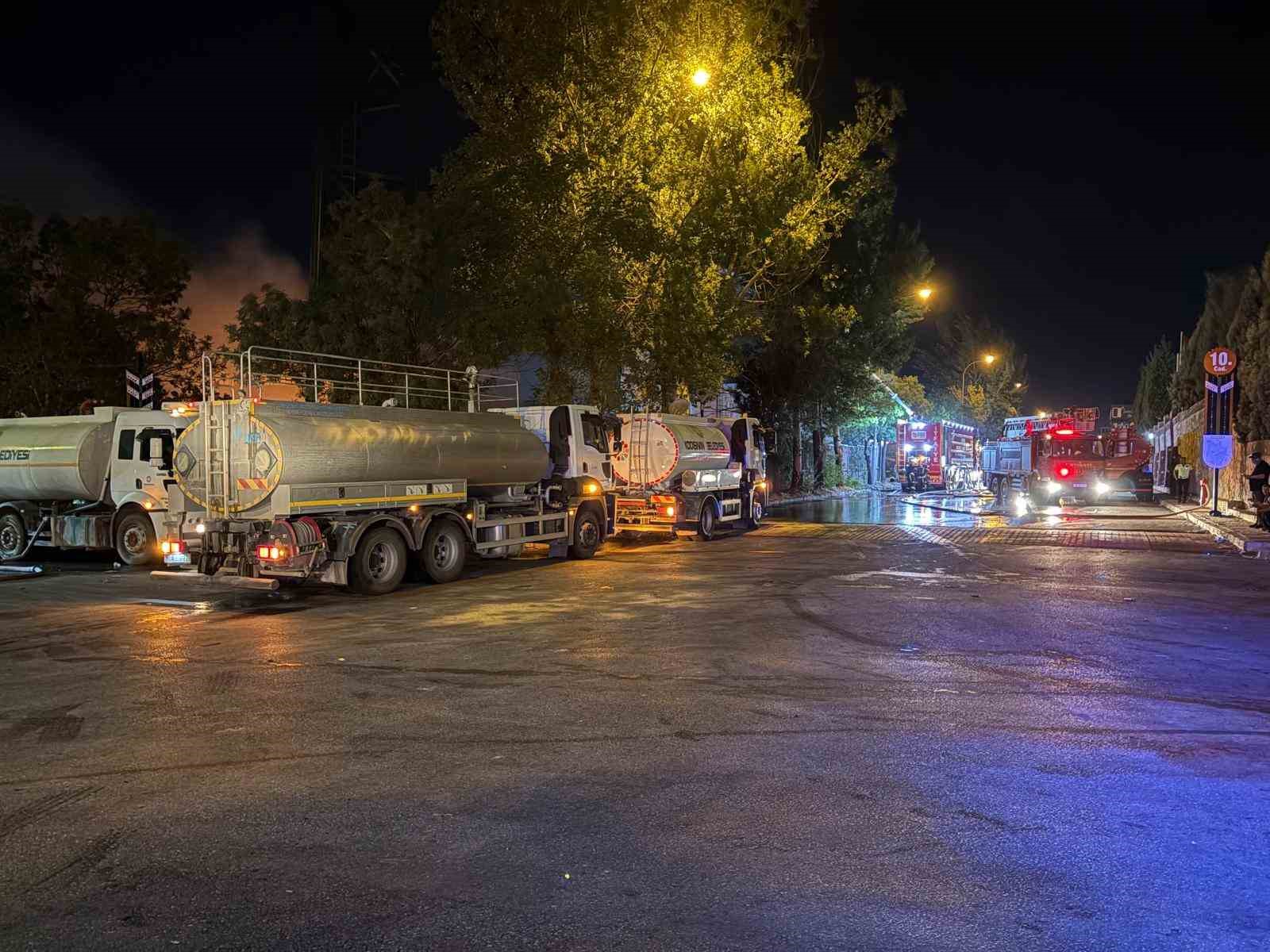 Fabrika yangınında 2 itfaiye personeli ve 1 fabrika &ccedil;alışanı yaralandı
