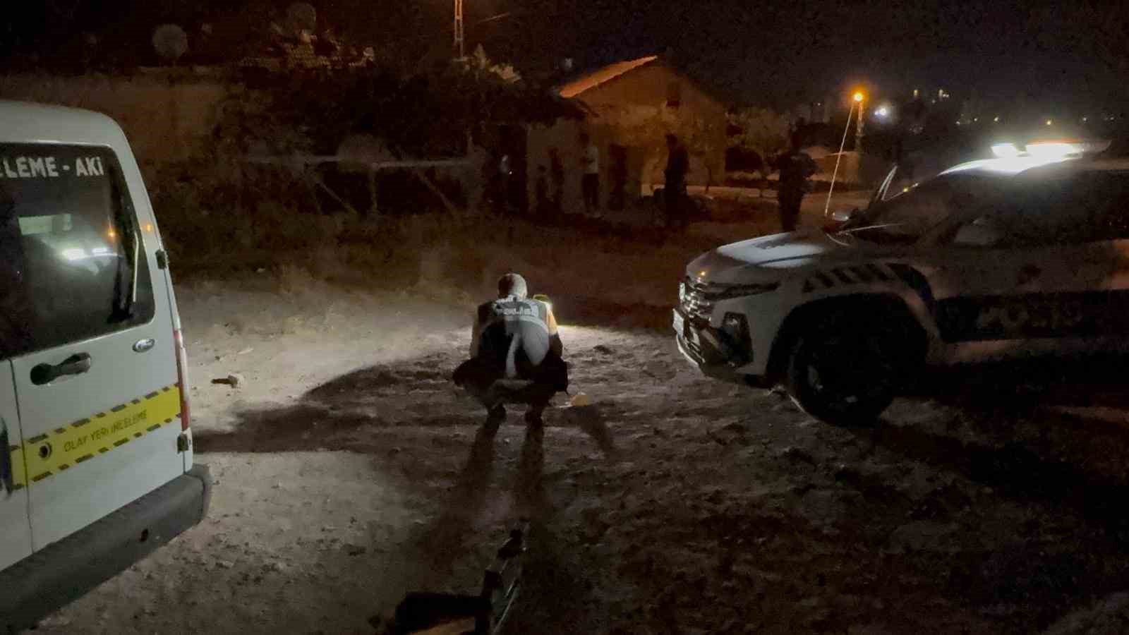 &Ccedil;ocuk y&uuml;z&uuml;nden &ccedil;ıkan kavgada komşunu bı&ccedil;akladı: 1 ağır yaralı
