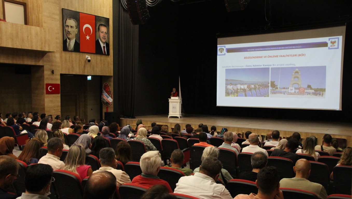&Ouml;ğretmenlere ter&ouml;rle m&uuml;cadele konferansı d&uuml;zenlendi
