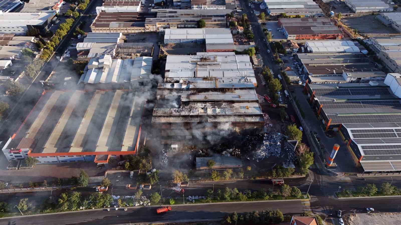 Kayseri&rsquo;deki fabrika yangınına 94 ara&ccedil; 12 iş makinesi m&uuml;dahale etti
