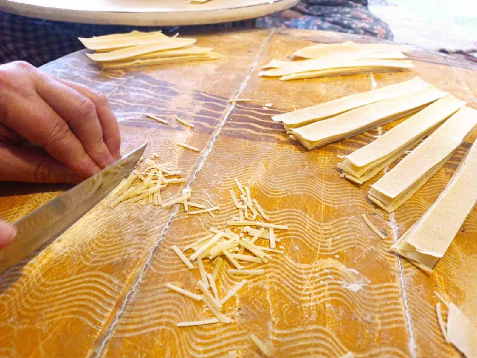 87 yaşındaki Zeynep ninenin kışlık erişte mesaisi