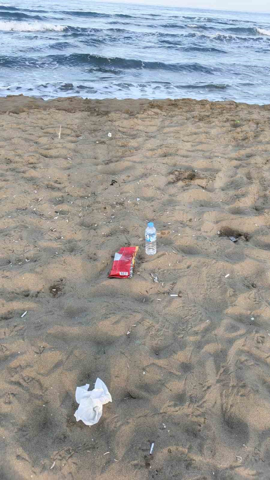 Pamucak kumsalı izmarit ve çöpten geçilmiyor
