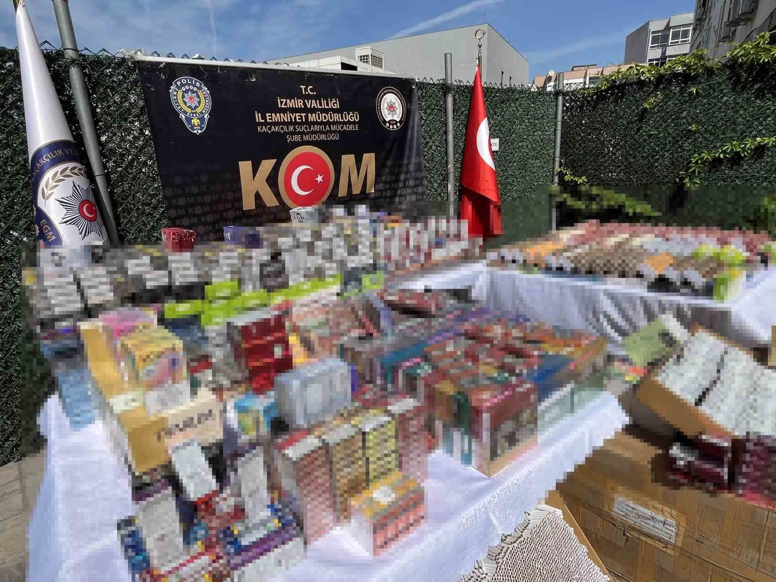 Okula d&ouml;n&uuml;ş &ouml;ncesi İzmir polisinden sıkı denetim
