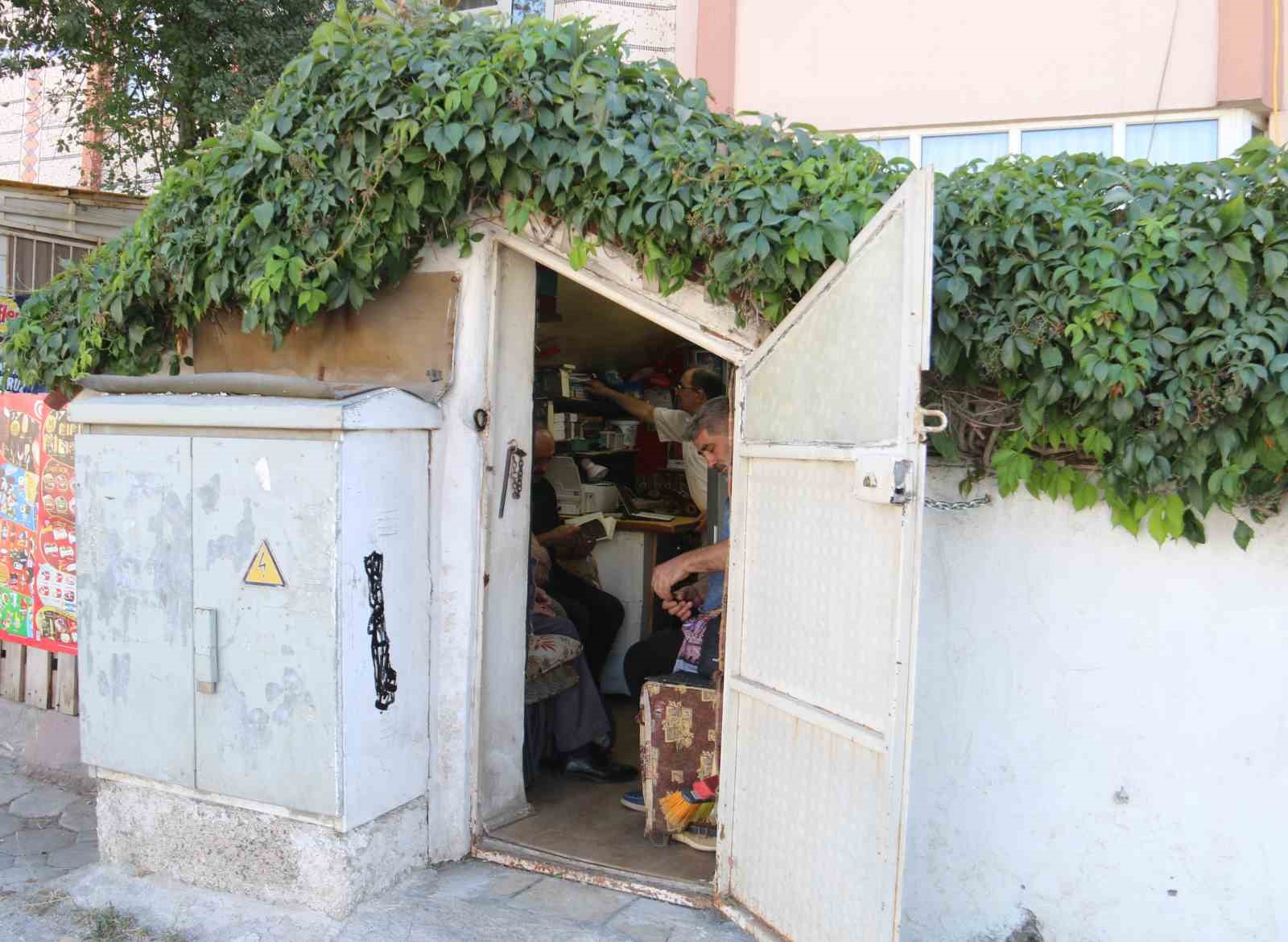 4 metrekarelik garaj, sanatseverlerin buluşma noktası oldu