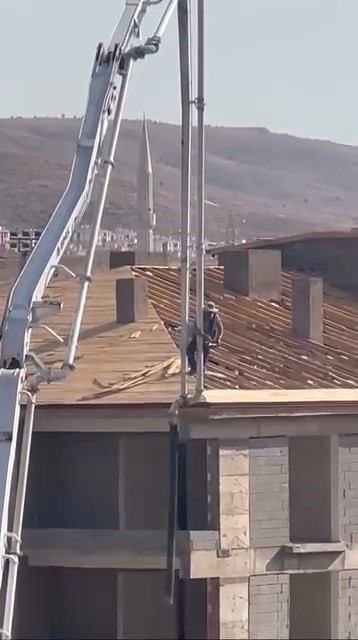 Beton pompasını asansör gibi kullandı, metrelerce yüksekliğe çıktı
