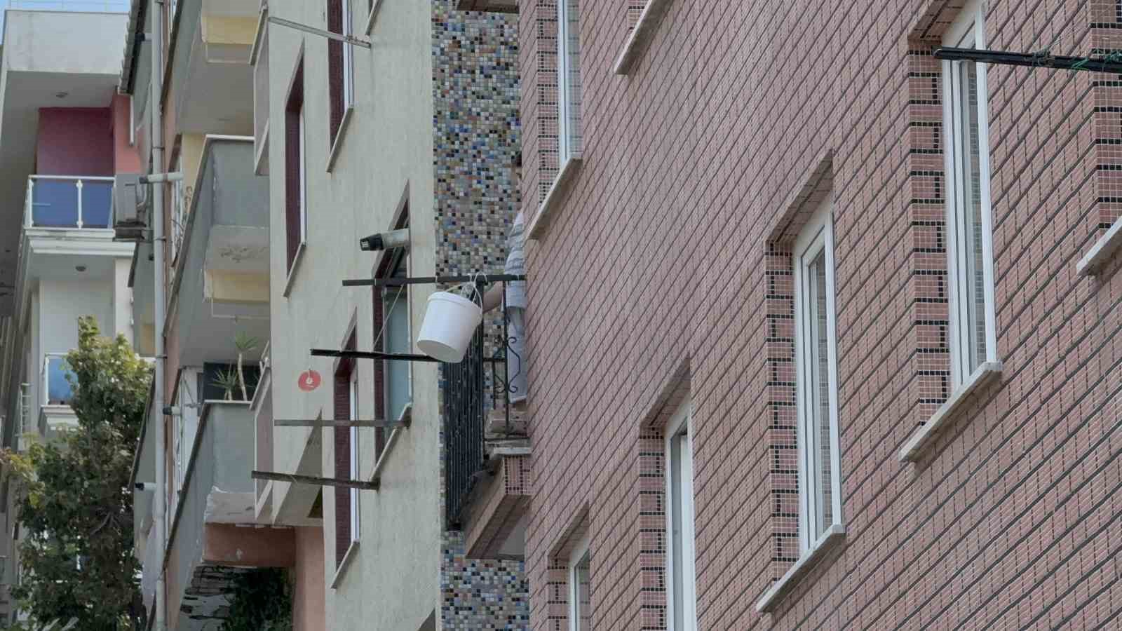 Bah&ccedil;elievler&rsquo;deki inşaat, yan binanın girişinde &ccedil;&ouml;kmeye neden oldu
