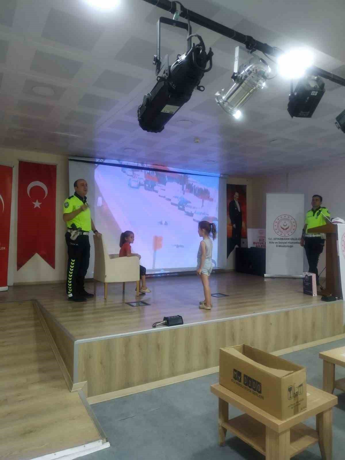 Diyarbakır&rsquo;da trafik polislerinden &ouml;ğrencilere trafik eğitimi
