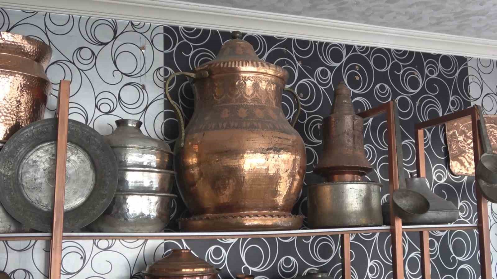 Dev bakraca evladı gibi bakıyor