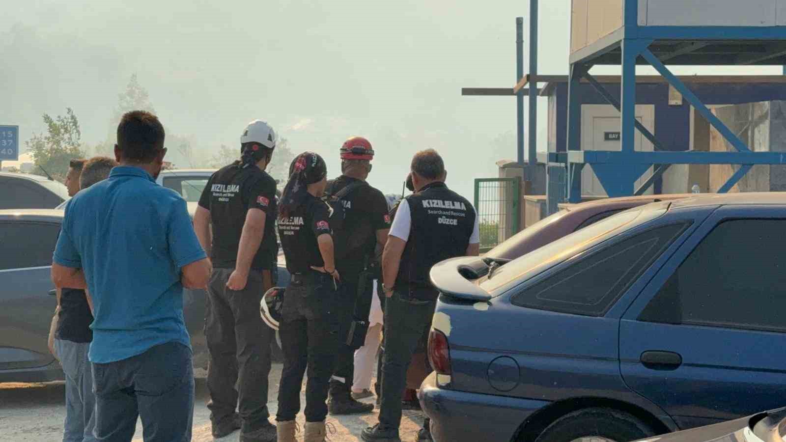 Düzce’deki orman yangını 6. saatinde: Havadan ve karadan müdahale sürüyor