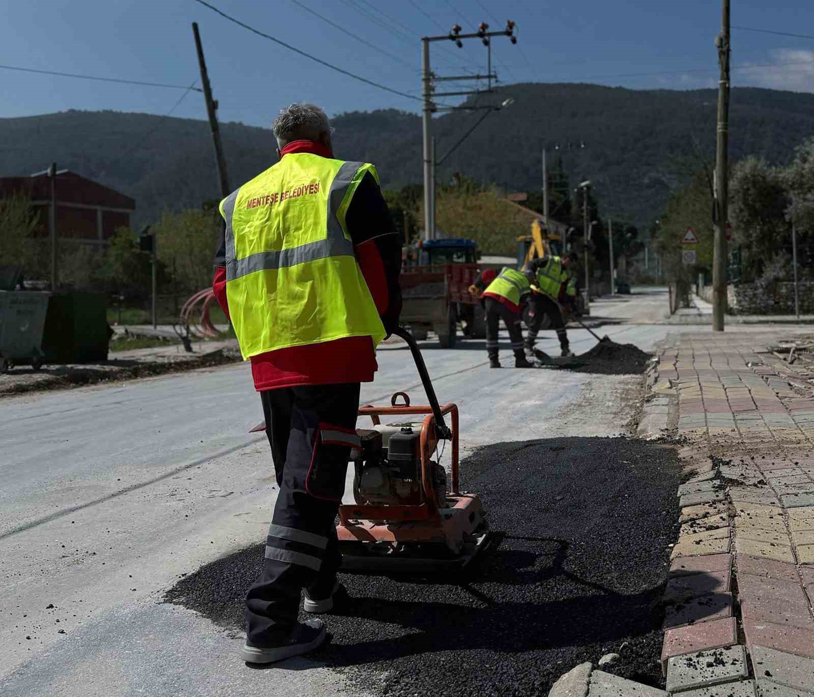 Menteşe’de yol çalışmalarıyla ulaşım güvenliği artıyor
