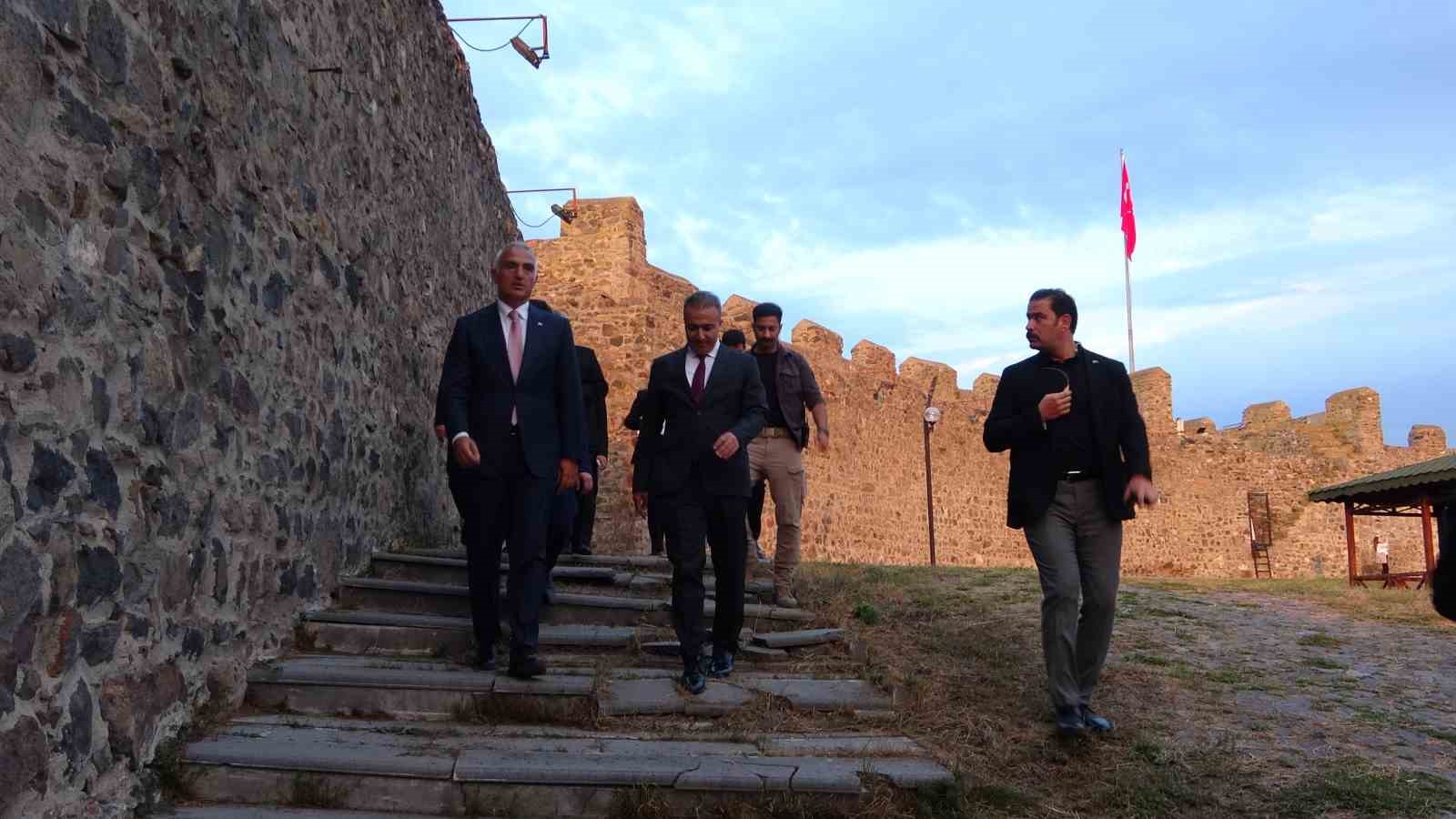 Kültür ve Turizm Bakanı Ersoy, tarihi Ardahan kalesinde inceleme yaptı