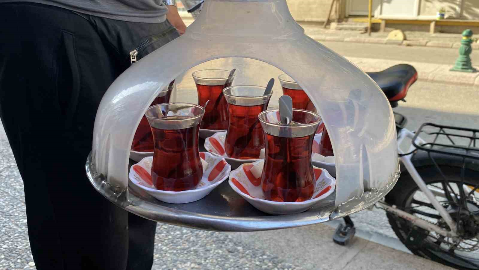 Elektrikli bisiklet ile servis yapan &ccedil;aycı hem vakitten hem de maliyetten tasarruf ediyor
