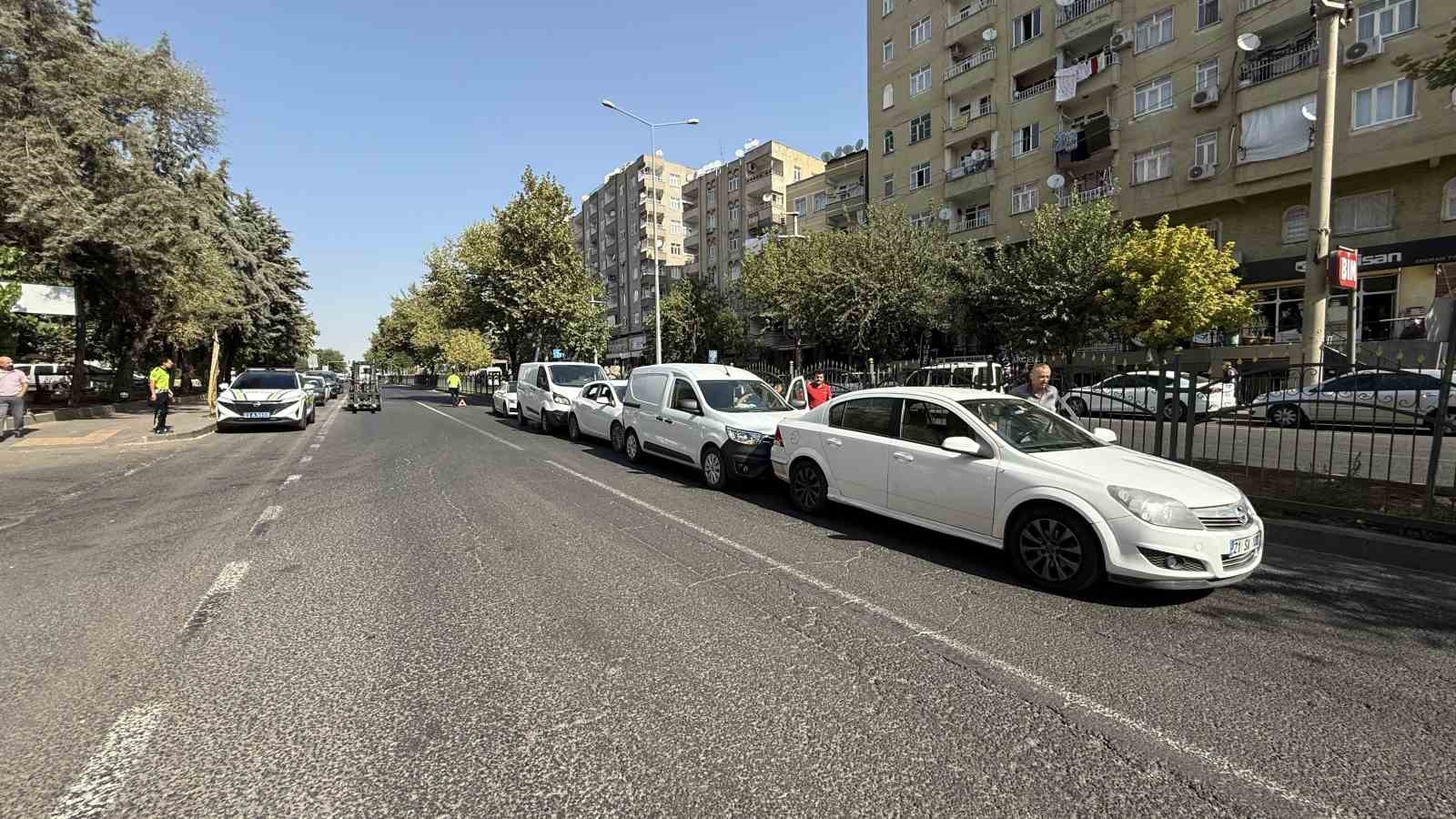 Diyarbakır&rsquo;da 5 ara&ccedil;lı zincirleme trafik kazası
