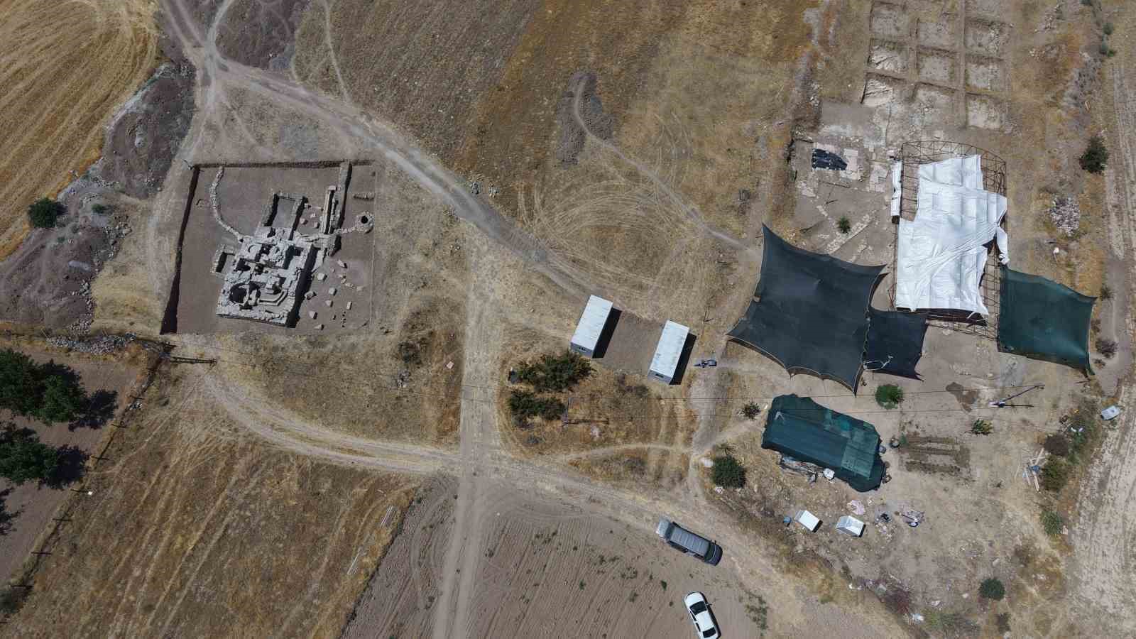 Hayvan figürleriyle dolu bin 700 yıllık Roma mozaiği, burjuva yaşamının izlerini taşıyor