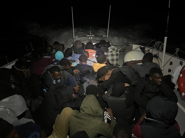 Ege sularında g&ouml;&ccedil;men hareketliliği: 137 g&ouml;&ccedil;men karaya &ccedil;ıkartıldı
