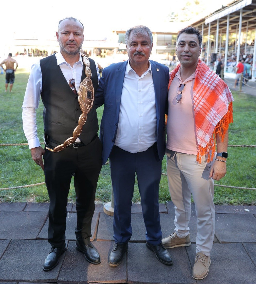 Başkan B&uuml;t&uuml;n; "Belediye b&uuml;t&ccedil;esine dokunmadan Beyağa&ccedil;&rsquo;ta dillere destek bir festival yaptık"
