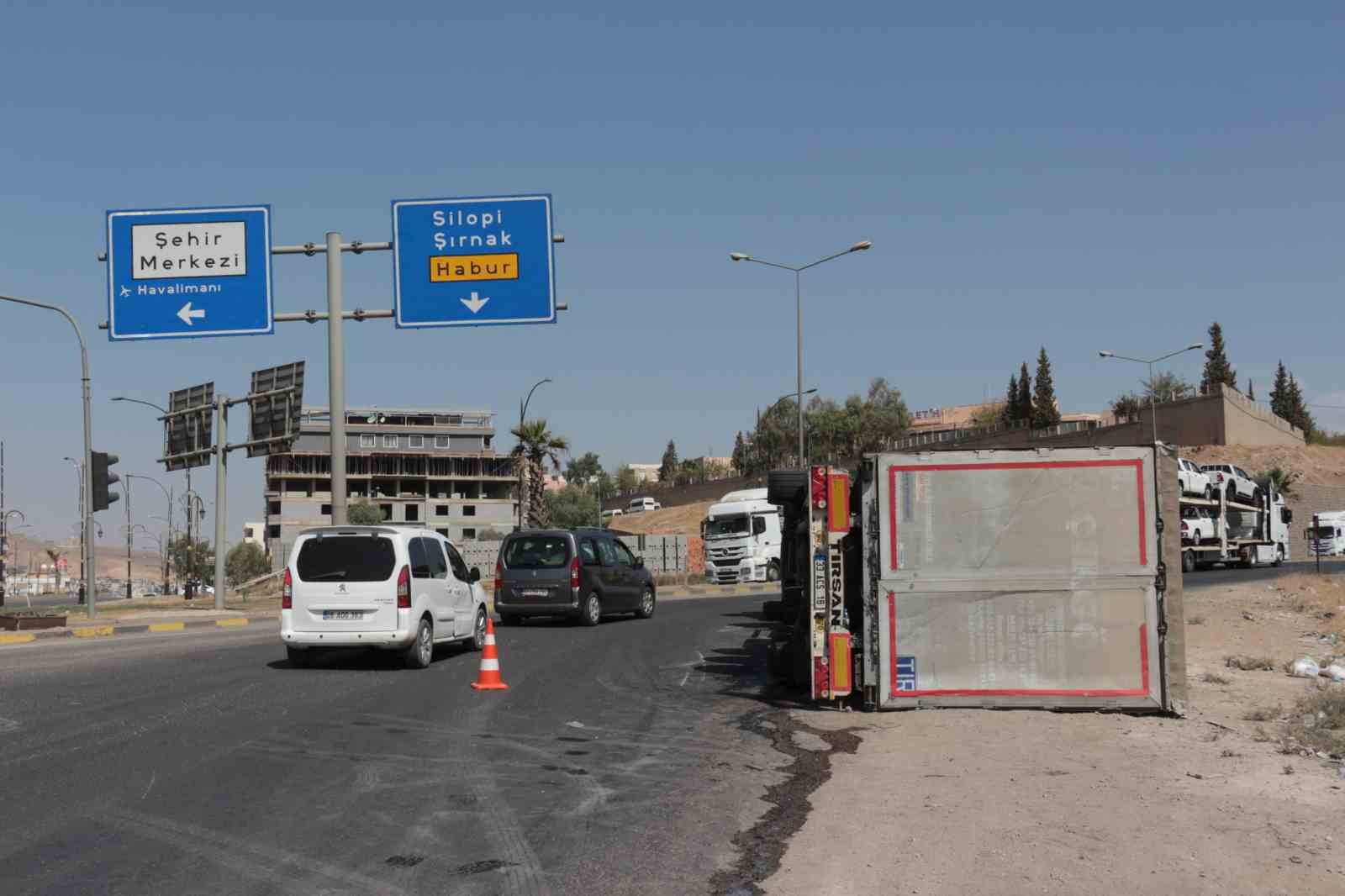 Cizre&rsquo;de virajı alamayan tır devrildi, s&uuml;r&uuml;c&uuml; yaralandı
