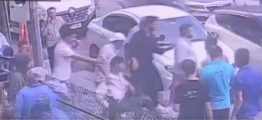 Arnavutköy’de yol verme tartışması kazayla sonlandı: Otomobil motosikletliye çarptı