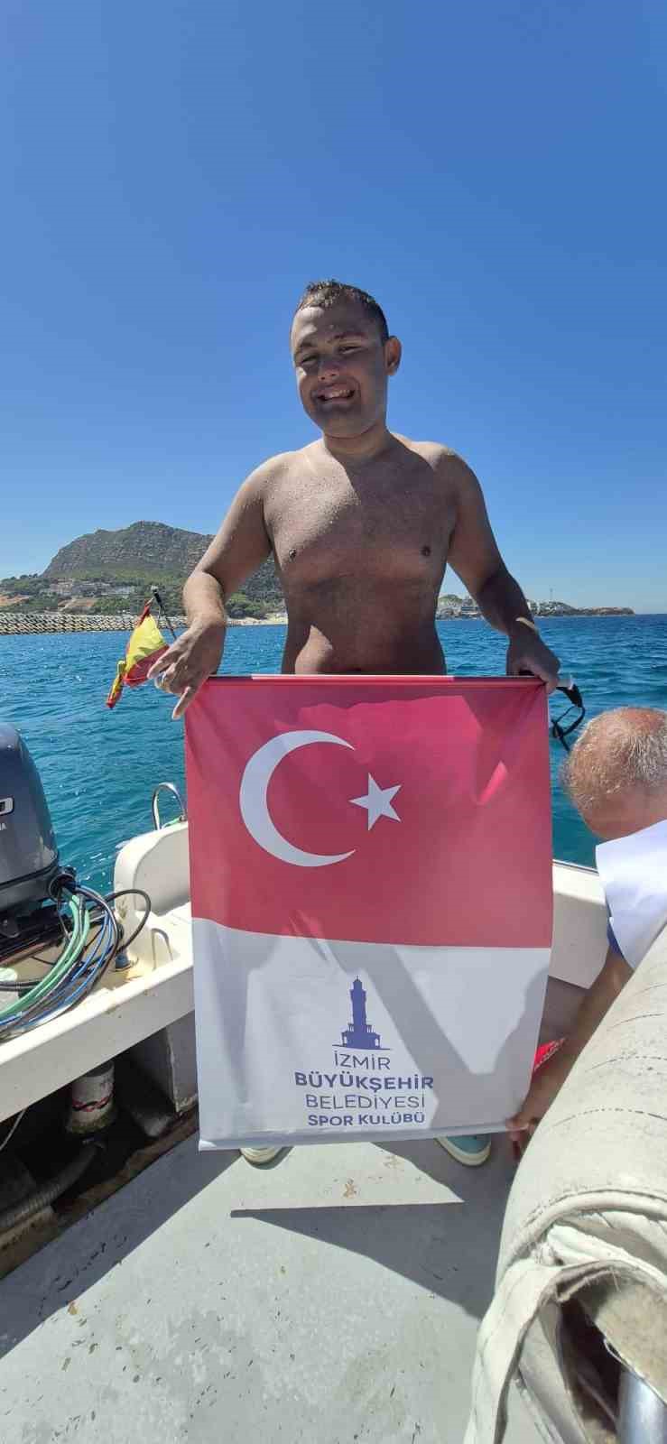 İzmirli Tuna, Cebelitarık Boğazı’nı yüzerek geçen dünyadaki ilk otizmli maraton yüzücüsü