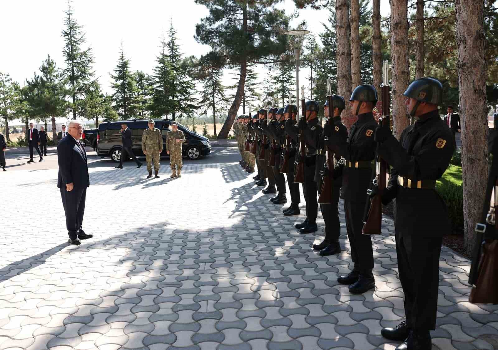 Bakan G&uuml;ler, Kara Kuvvetleri Komutanlığının Eğitim ve Faaliyet Yılı A&ccedil;ılış T&ouml;reni&rsquo;ne katılmak &uuml;zere Konya&rsquo;ya gitti

