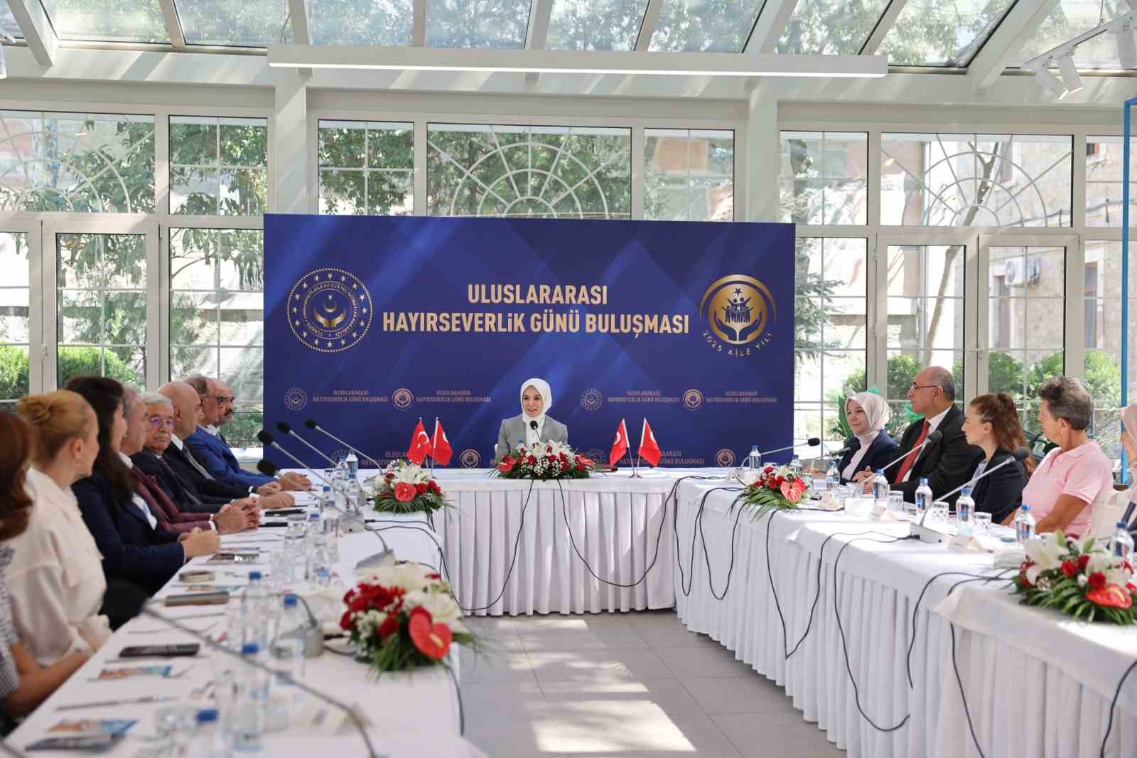 Bakan G&ouml;ktaş, Dar&uuml;laceze bağış&ccedil;ılarıyla bir araya geldi
