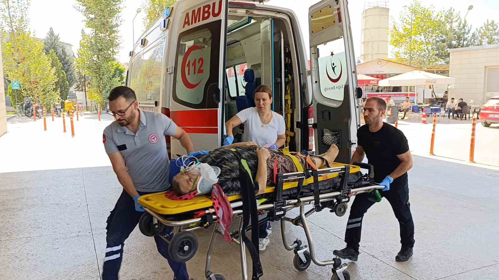 Traktörün altında kalan yaşlı kadın ağır yaralandı