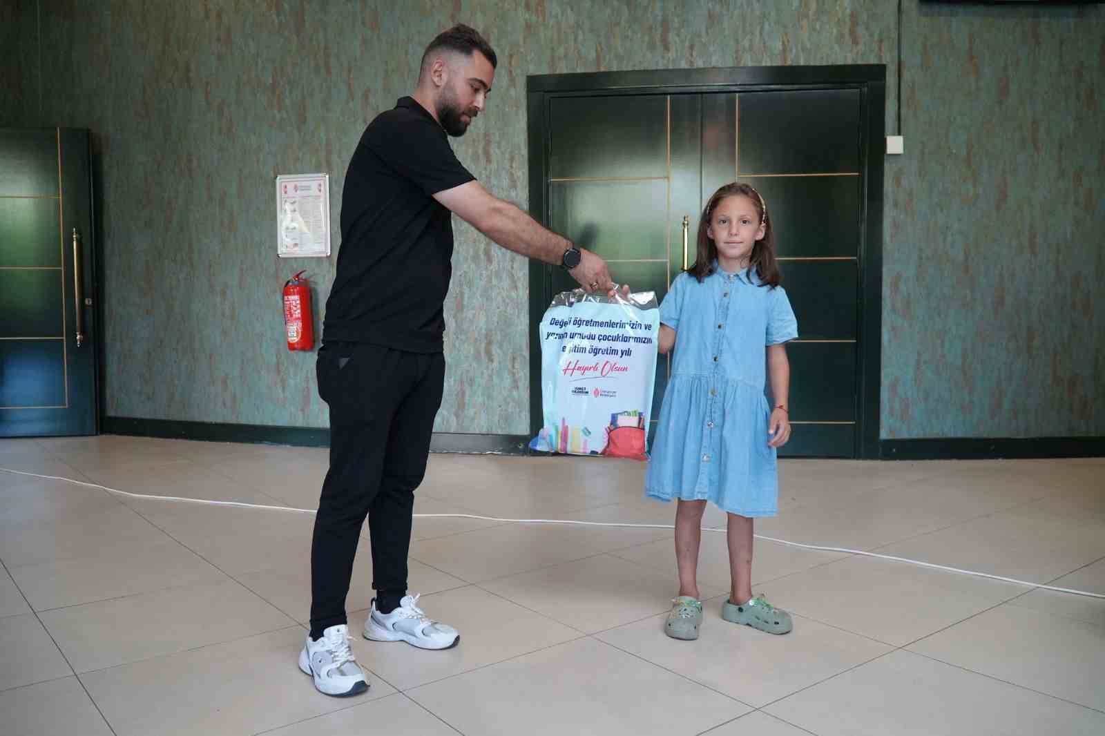 Ümraniye Belediyesi’nden öğrencilere kırtasiye desteği