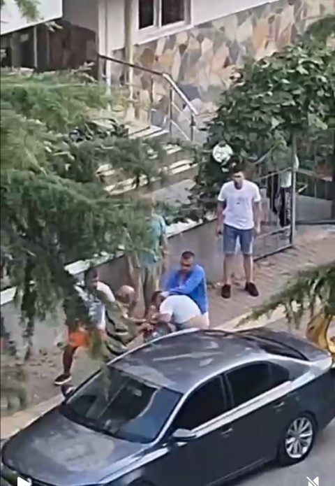 Ağabeyini darbedeni bıçakladı: O anlar kamerada