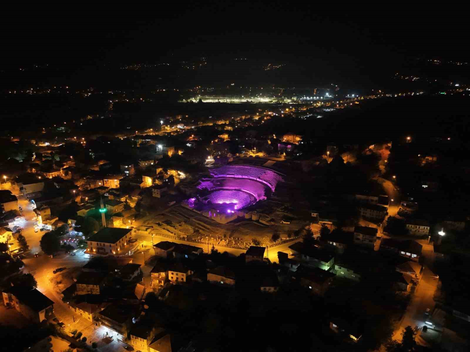 Konuralp Antik Kent Halk Sağlığı Haftası’nda mor ışıklandırıldı
