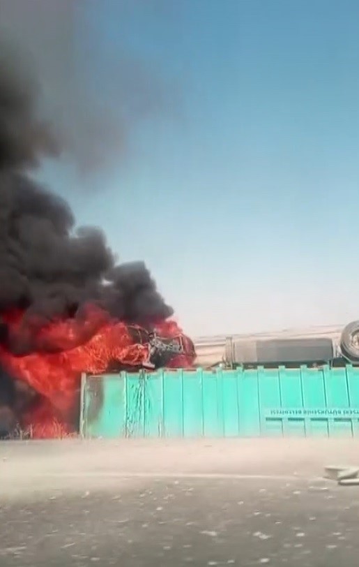 Şoför yan yatıp yanan tırdan atlayarak kurtuldu