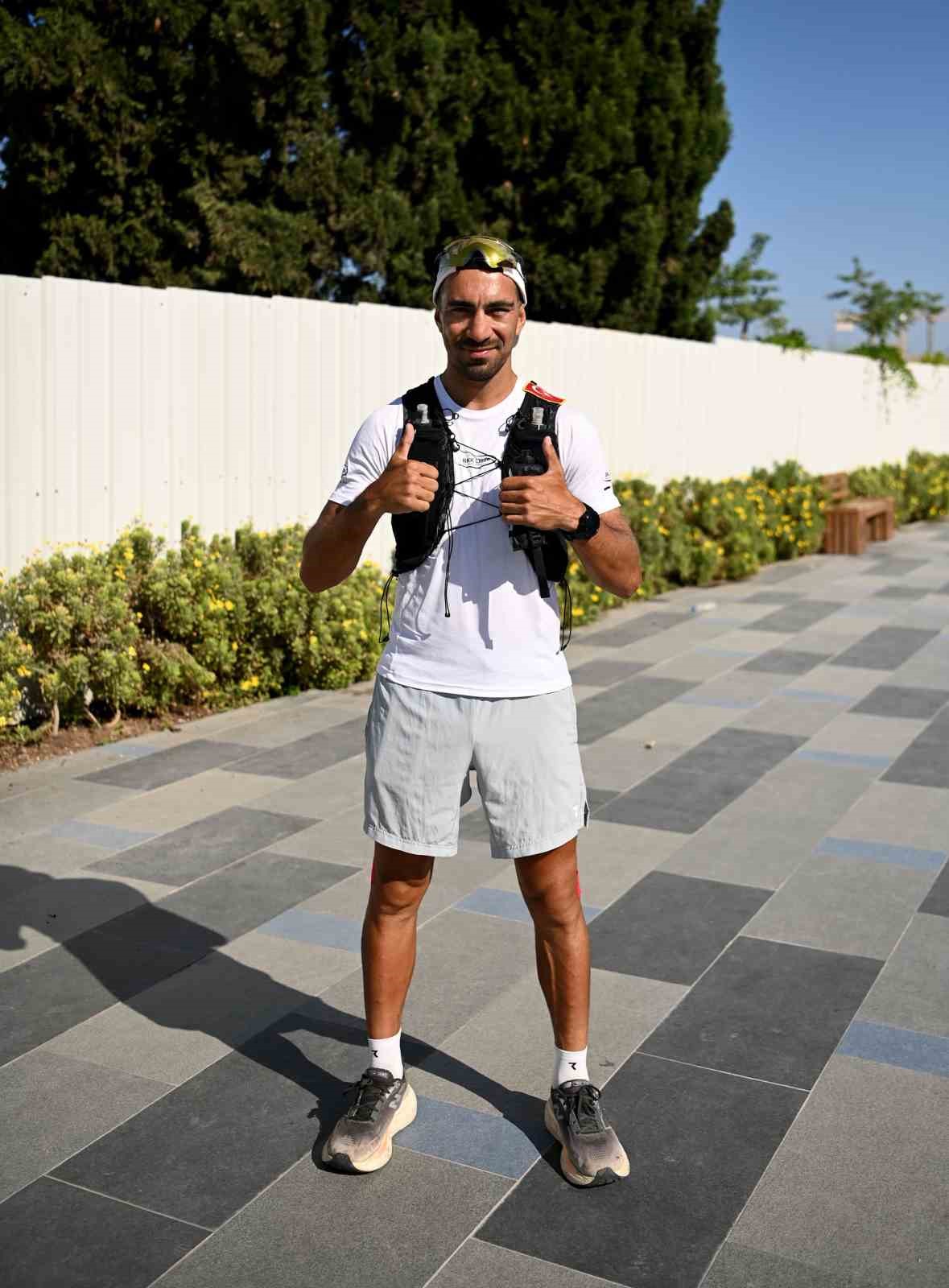 T&uuml;rkiye&rsquo;yi d&uuml;nyaya tanıtmak i&ccedil;in başladığı 5 bin kilometrelik ultra maratonda 6&rsquo;ıncı durağı Kuşadası oldu
