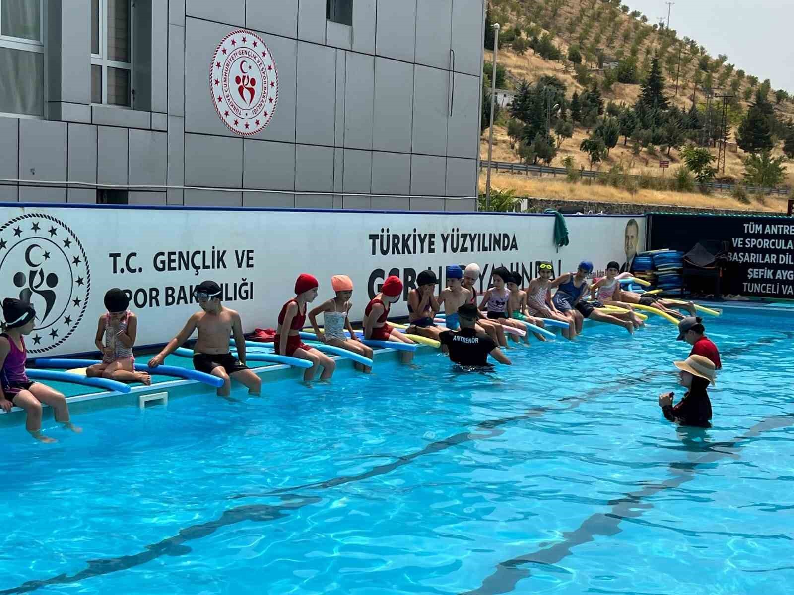 Pertek’teki proje ile çocuklar yüzmeyi öğrendi
