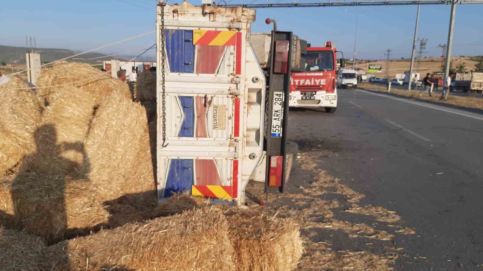 Samsun&rsquo;da kamyonet ile trakt&ouml;r &ccedil;arpıştı: 4 yaralı
