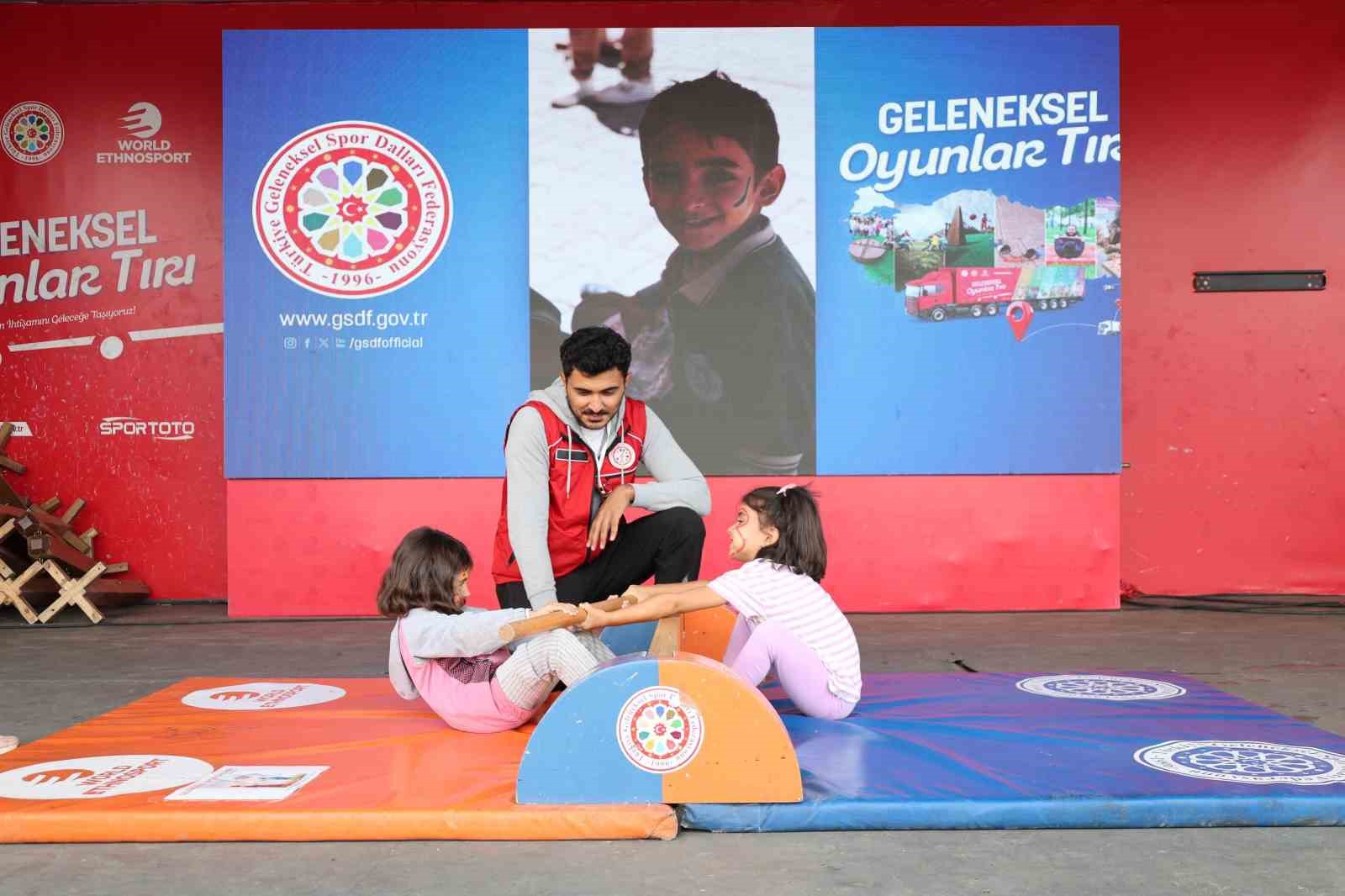 Ağrı’da çocuklar geleneksel oyunlarla doyasıya eğlendi