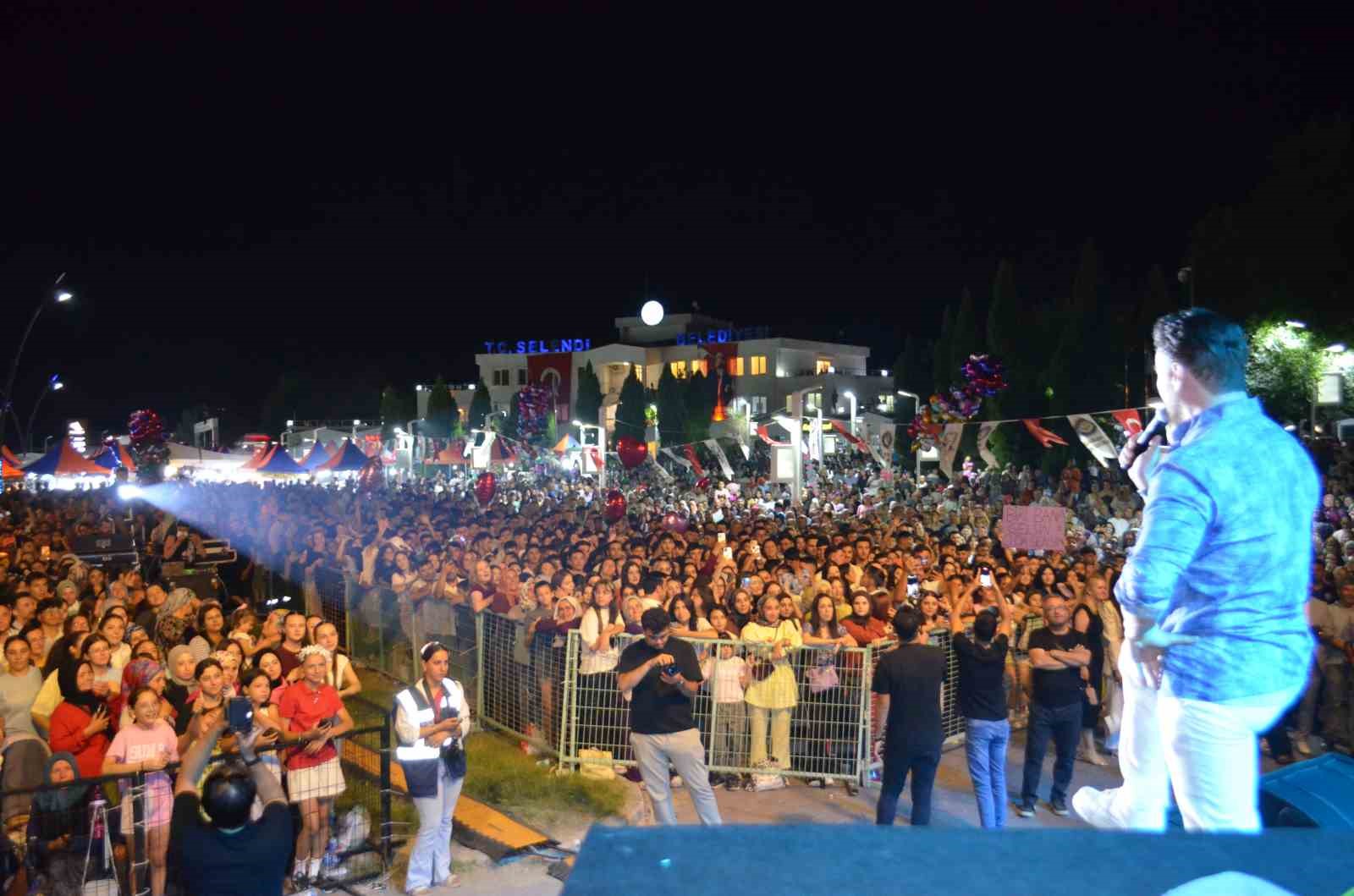 AK Parti’li Kasapoğlu sahnede Sinan Akçıl’a eşlik etti