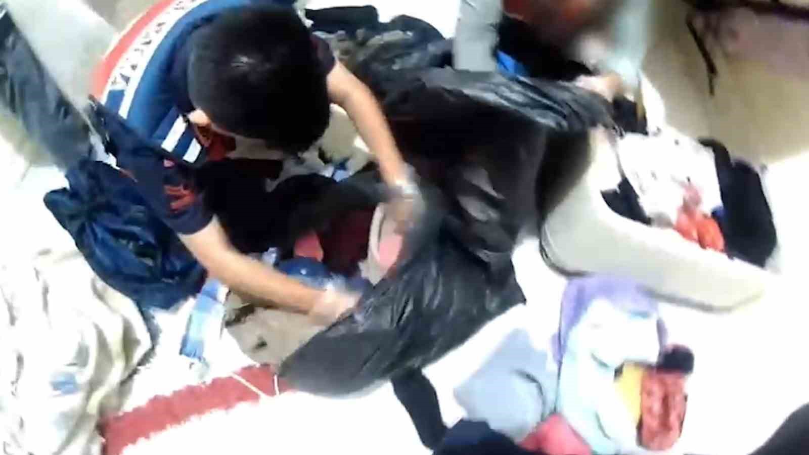 Yorganın arasına gizlediği uyuşturucu haplarla yakalanan 19 yaşındaki ş&uuml;pheli tutuklandı
