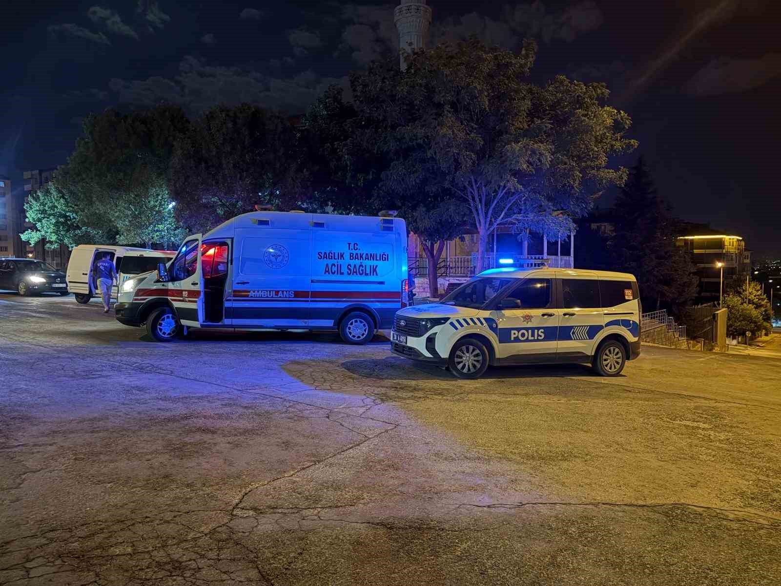 Tartıştığı şahsı caminin bah&ccedil;esinde bı&ccedil;akladı: 1 yaralı
