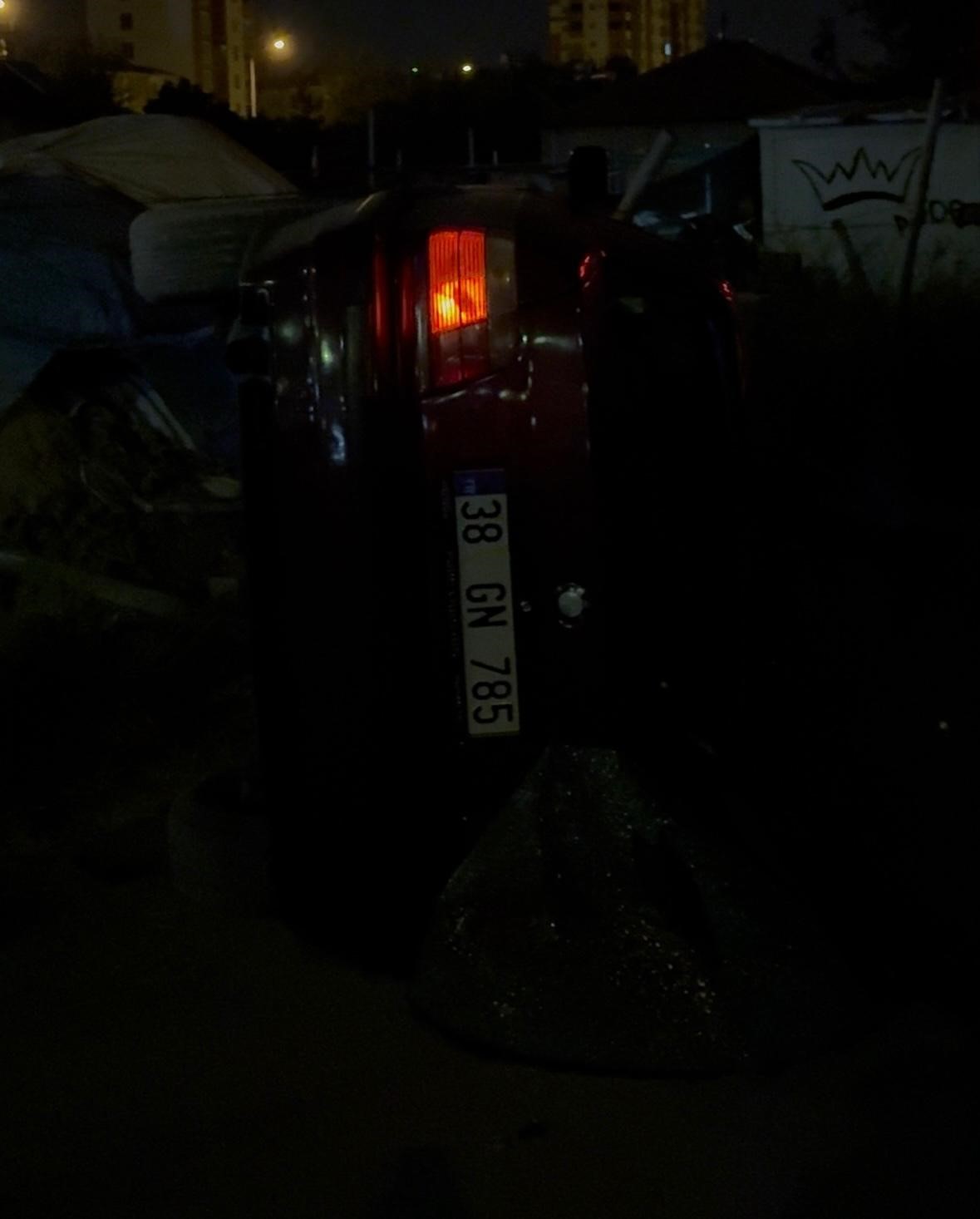 Yan yatan otomobilden &ccedil;ıkıp, y&uuml;z&uuml;n&uuml; yıkamaya gitti
