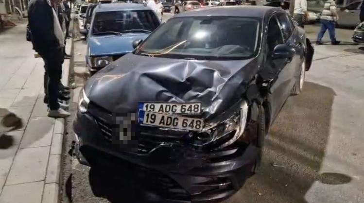 Alkoll&uuml; trakt&ouml;r s&uuml;r&uuml;c&uuml;s&uuml; 3 araca &ccedil;arparak durabildi: O anlar kamerada
