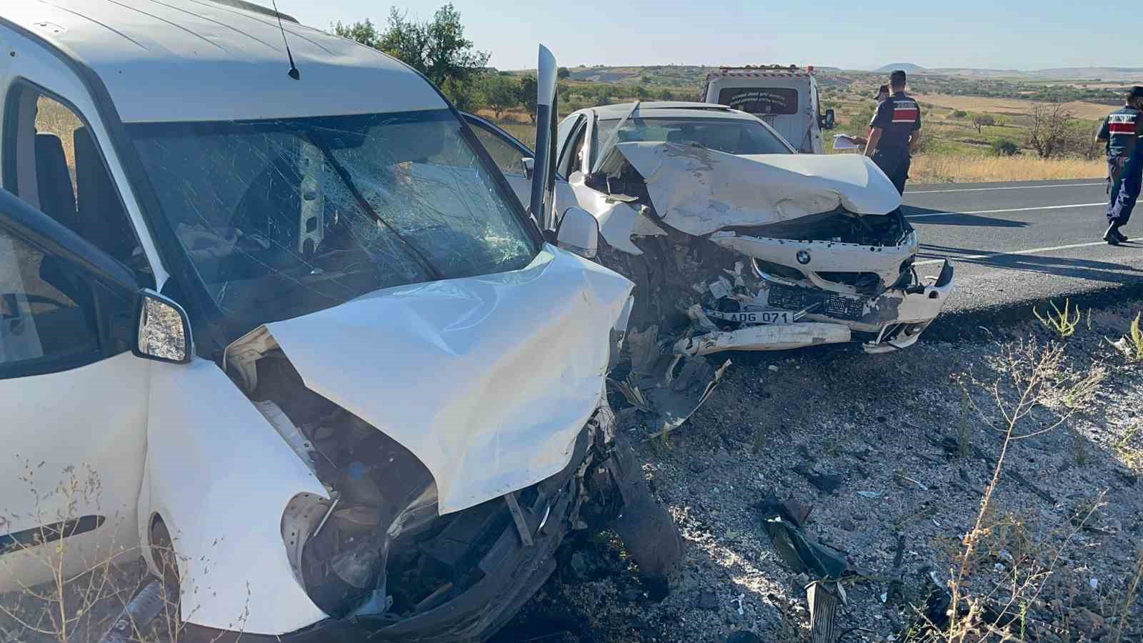 Nevşehir&rsquo;de iki ara&ccedil; kafa kafaya &ccedil;arpıştı: 14 yaralı
