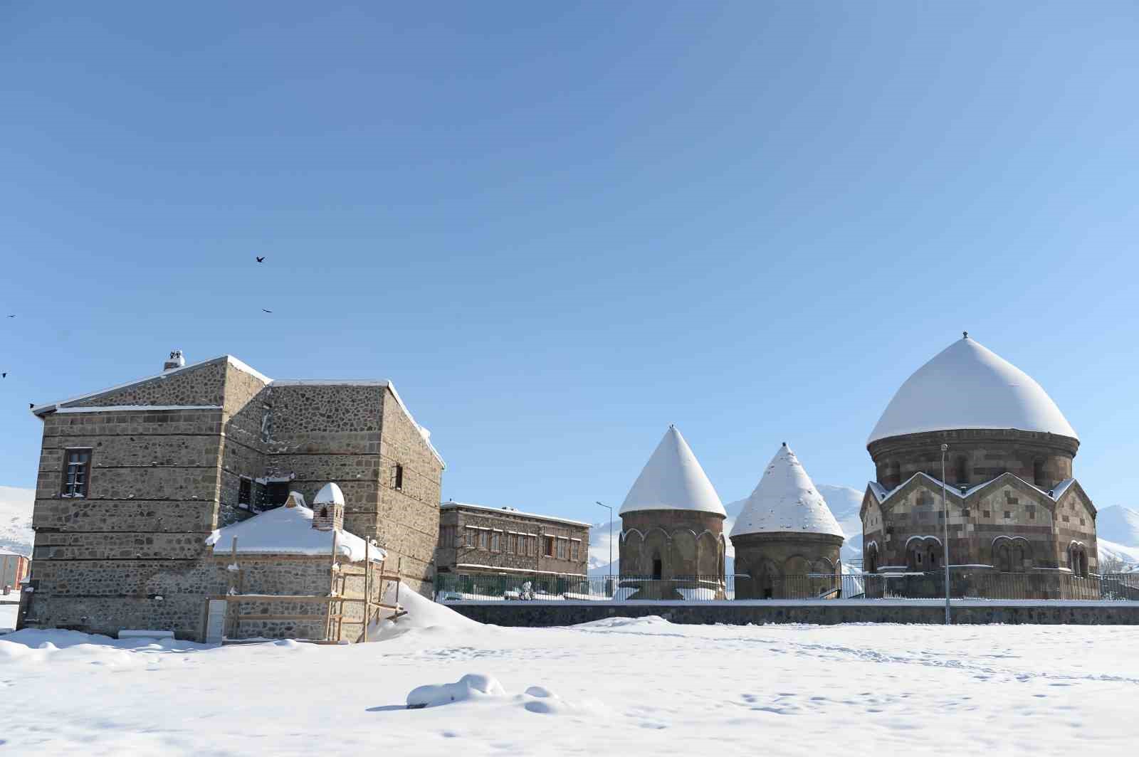 Her kemerde bir dua, her kubbede bir umut
