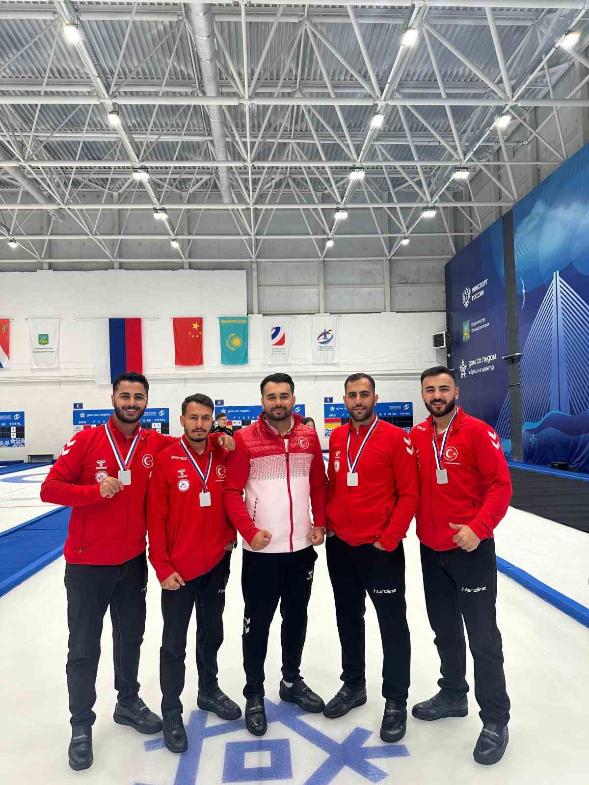 Curling milli takımı çifte madalya ile dönüyor