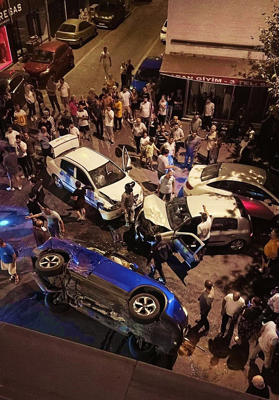 Tekirdağ&rsquo;da zincirleme kaza: 3 ara&ccedil; birbirine girdi, ortalık savaş alanına d&ouml;nd&uuml;
