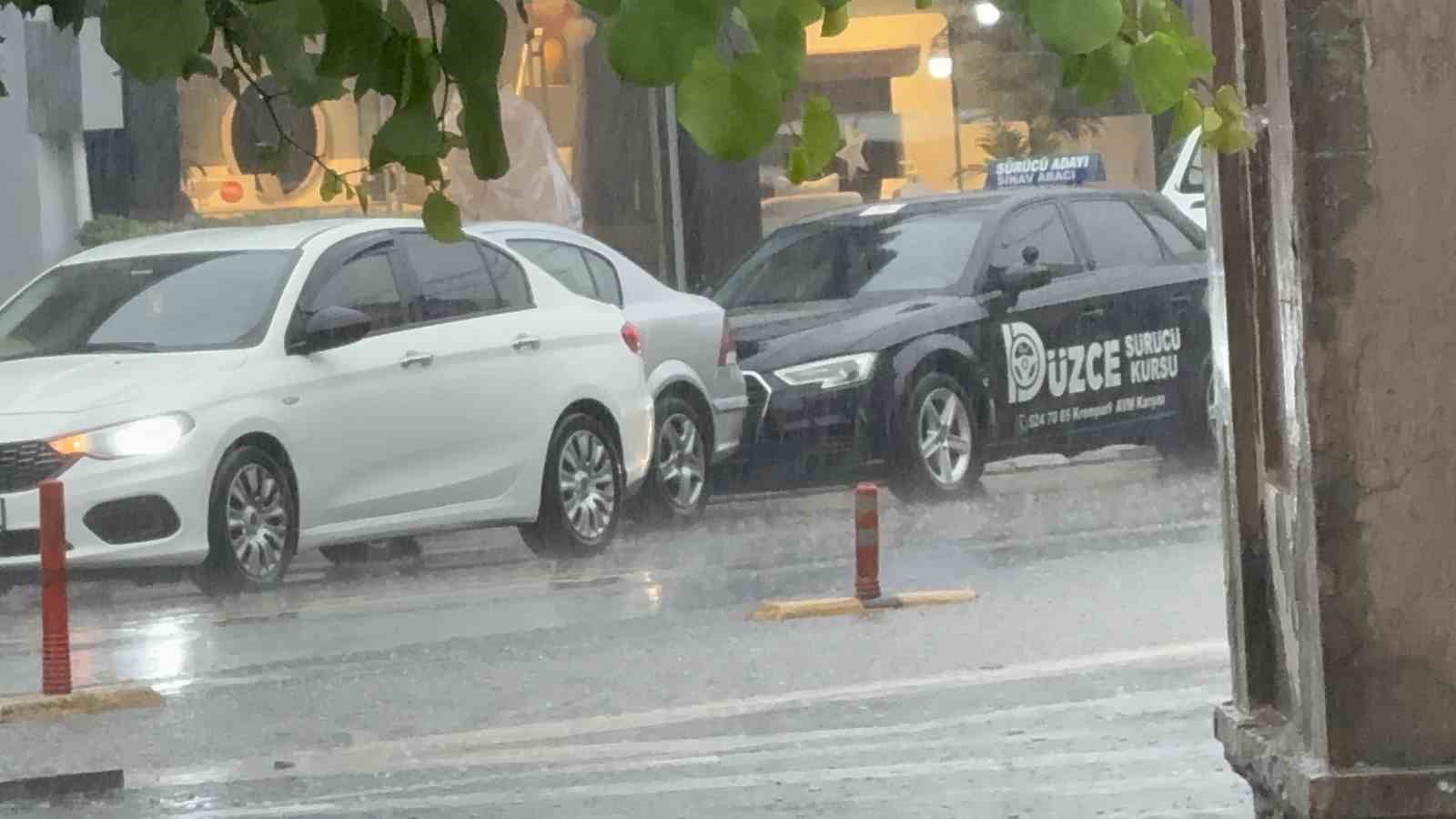 Düzce’de sağanak yağış 5 dakikada sokakları göle çevirdi
