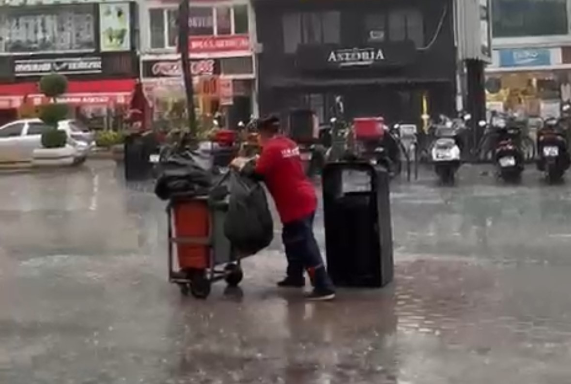 Bolu’da sağanak hayatı felç etti: Sokaklar göle döndü
