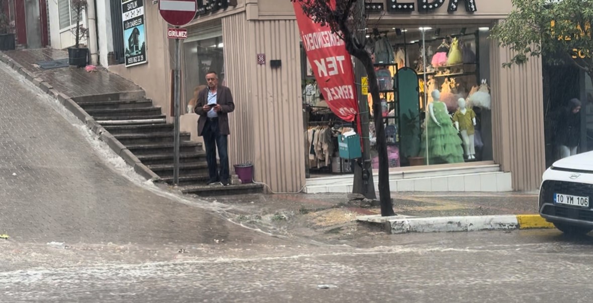 Bandırma&rsquo;da sağanak yağış etkili oldu
