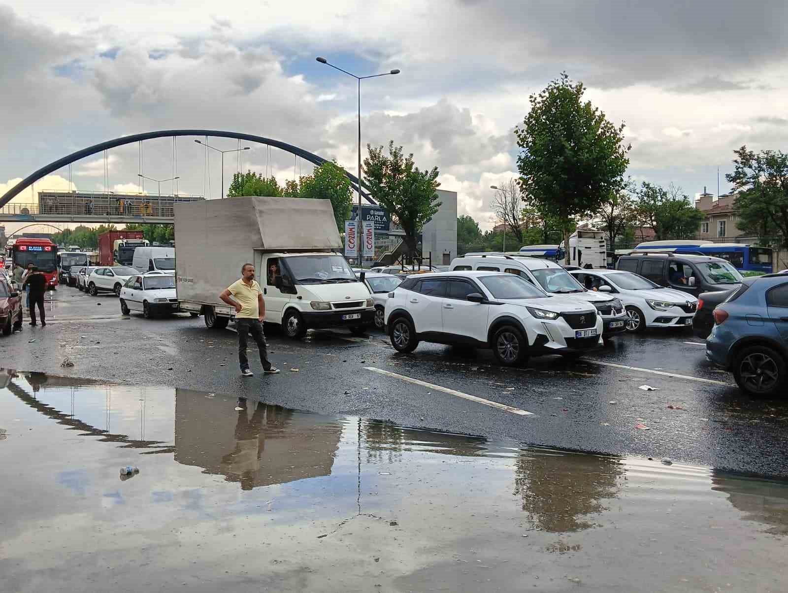 Ankara&rsquo;da etkili olan yağış yolu kapattı
